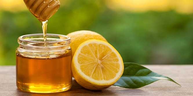 طريقة فعالة لتنظيف البشرة الدهنية بالعسل والليمون