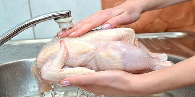 3 طرق سهلة ومضمونة للتخلص من المواد الكيميائية في الخضار والدجاج