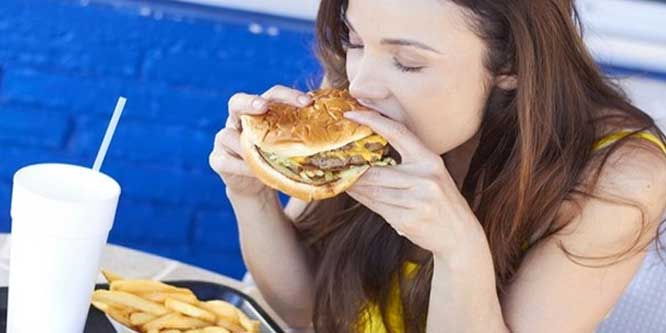 تعرفى على أهم العادات الغذائية الخاطئة وكيف تسبب زيادة الوزن