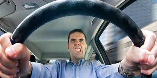 ما هي أسوأ عادات قيادة السيارة لديك؟