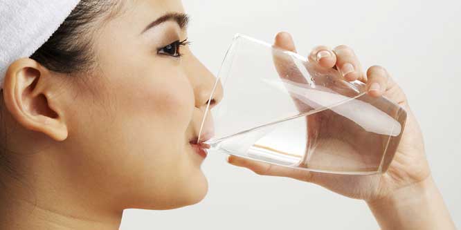 8 فوائد لشرب الماء الدافئ يومياً أهمها منع الشيخوخة المبكرة