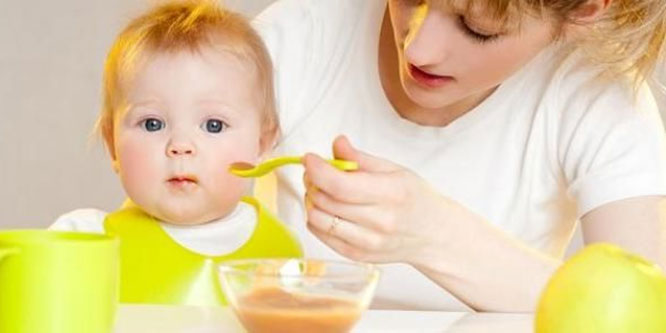 5 أطعمة تمثل خطورة بالغة على طفلك ما دون السنتين